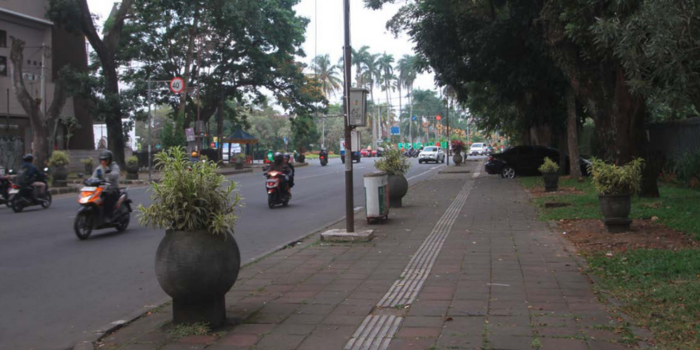 LIHAT ASPIRASI WARGA: Kursi-kursi di Jalan Ijen tetap dikosongkan pemkot. Sebagian sudah diperbaiki dan dipindahkan ke Taman Merjosari.