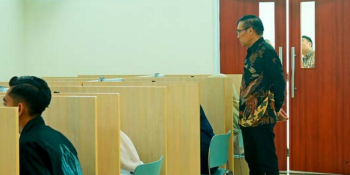 LANCAR: Rektor UM Prof Dr Hariyono MPd memantau jalannya UTBKSNBT di tempatnya, beberapa hari lalu.