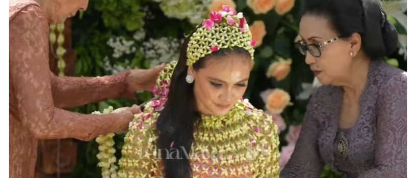 Luna Maya melakukan proses siraman dengan 7 air (youtube)