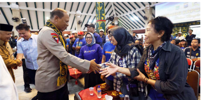 KONDUSIF: Kapolda Jatim Irjen Pol Nanang Avianto menyalami Aremania pada acara silaturahmi yang digagas Pemkab Malang di Pendopo Agung Kabupaten Malang kemarin (6/5). (DARMONO/ RADAR MALANG)