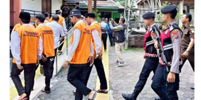 BELUM TUNTAS: Delapan terdakwa kasus pabrik narkotika dikawal polisi dan jaksa saat menjalani sidang terakhir di Pengadilan Negeri Malang pada 28 April lalu. (NABILA AMELIA/RADAR MALANG)