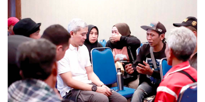 TUNGGU KOMITMEN: Keluarga korban tragedi Kanjuruhan berdiskusi dengan manajemen Arema FC di kantor klub Jalan Mayjen Panjaitan, Kota Malang, beberapa waktu lalu.