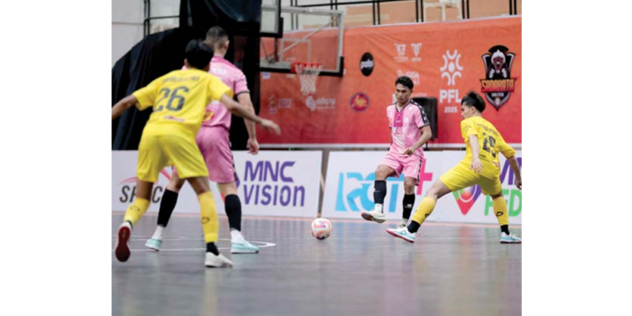 KEMBALI BUGAR: G-Vin Blandino Laik (dua dari kanan) berusaha melepaskan umpan dalam laga PFL series Aceh melawan Rafhely FC Padang, 4 April lalu.