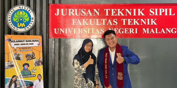 MAHASISWA UM: Hafif Ahmad Abdul  Aziz bersama dosen pembimbing.