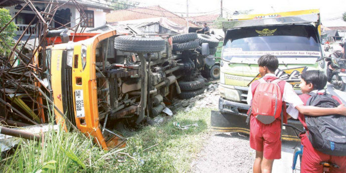 EFEK MENGANTUK: Truk tronton bermuatan pasir mengalami kecelakaan tunggal di Jalan Raya Krembung, Kecamatan Krembung, kemarin (6/5) (ANGGER BONDAN/JAWA POS).