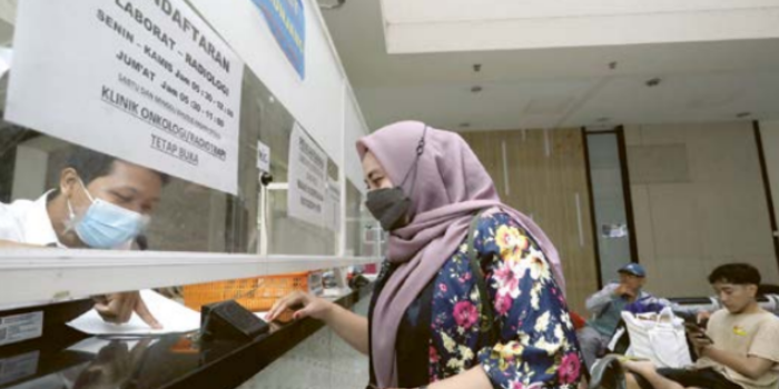 Keluarga pasien RSUD dr M. Soewandhie mengurus berkas pendaftaran kemarin (6/5) siang (DOKUMEN JAWA POS).
