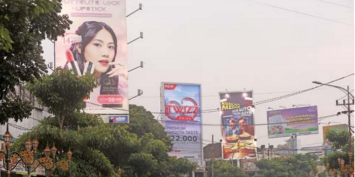 POSITIF: Sejumlah reklame berukuran besar terpasang di kawasan Kajoetangan. Lokasi itu termasuk jalan kelas A dan tarifnya berbeda.