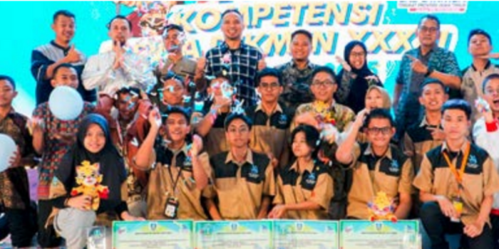 BORONG PRESTASI: Kepala Sekolah Rahmat Dwi Djatmiko SKom (tengah berbatik) bersama guru pendamping lomba dan seluruh siswa Juara LKS Provinsi Jatim 2025 dari SMK Telkom Malang.