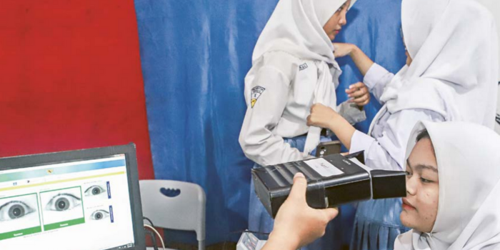 JEMPUT BOLA: Petugas Dispendukcapil Surabaya membantu pelajar mengurus E-KTP kemarin.