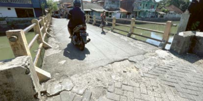 AKSES DIBATASI: Kondisi Jembatan Jalan Pasar Jetis, retak di beberapa sisi dan beton pembatas jembatan keropos, kemarin,