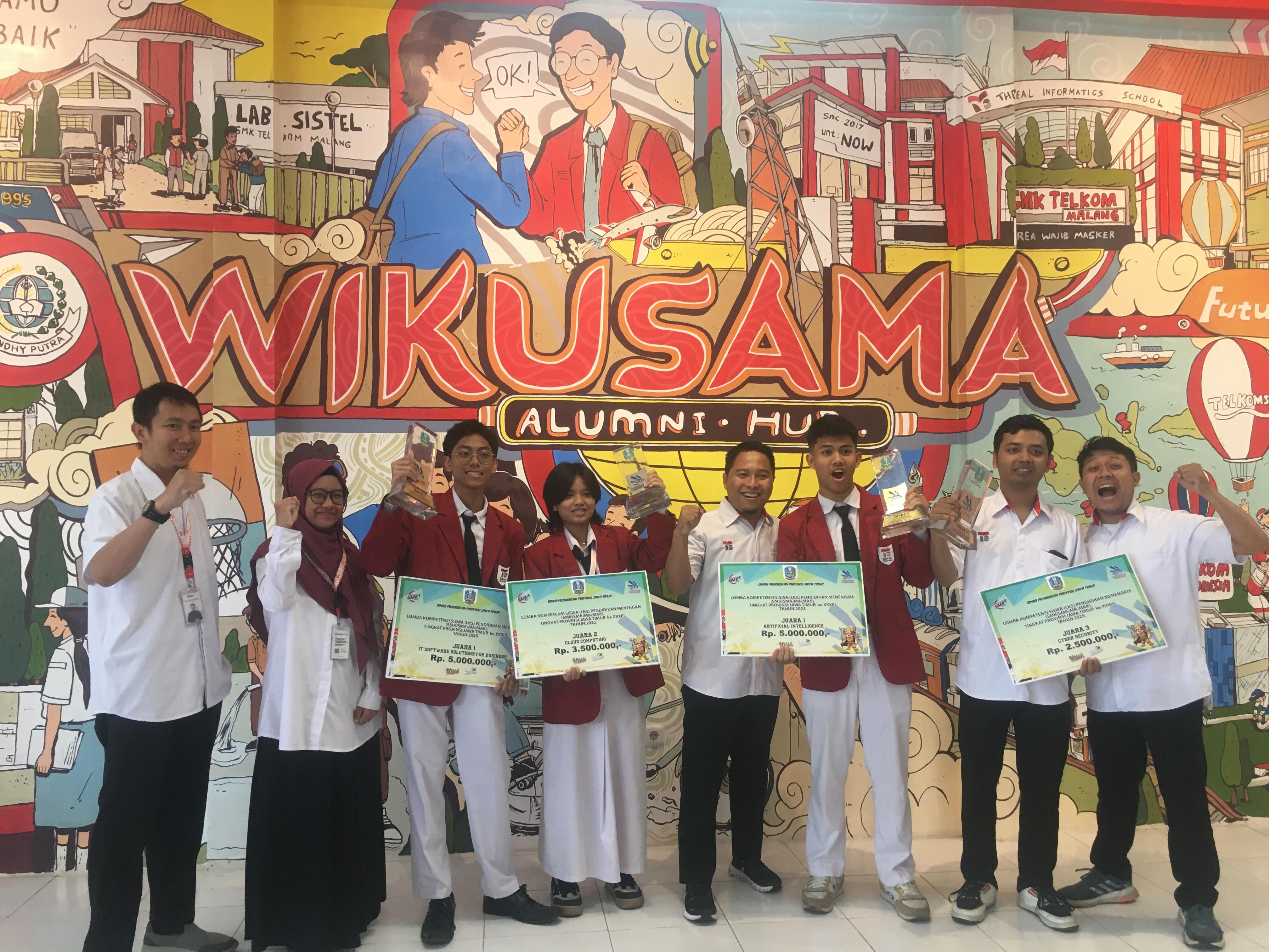 BORONG PRESTASI : Foto bersama Kepala Sekolah Rahmat Dwi Djatmiko SKom (tengah) bersama guru pendamping lomba dan seluruh siswa Juara LKS Provinsi Jatim 2025 dari SMK Telkom Malang.