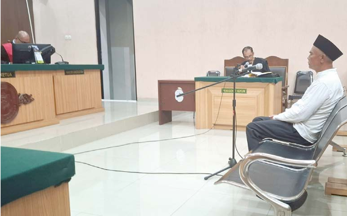 TERJERAT HUKUM: Kades Pagak Nonaktif Mu&rsquo;asan menjalani persidangan di PN Kepanjen (7/5). (BIYAN MUDZAKY HANINDITO/RADAR KANJURUHAN)