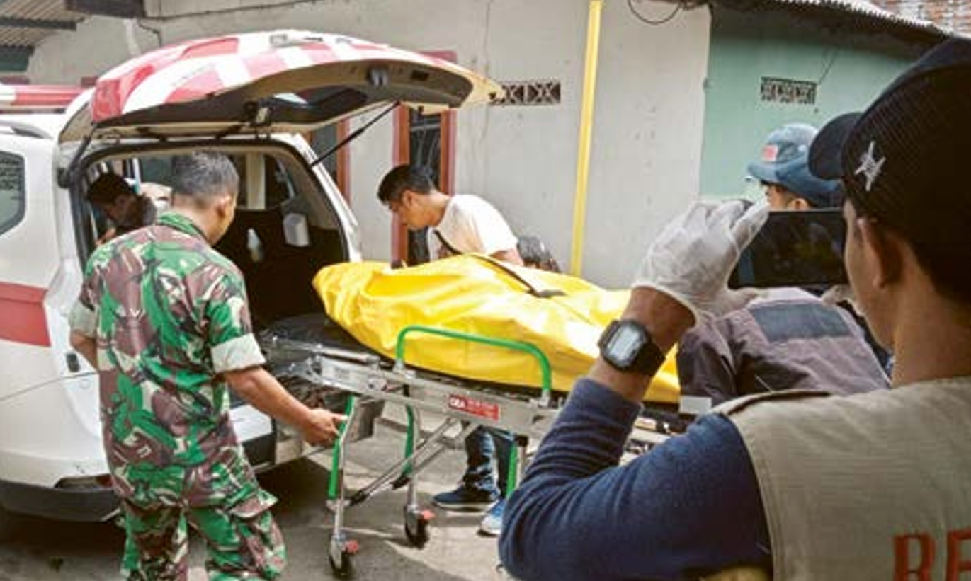 Relawan kesehatan mengevakuasi jenazah Abdul Wahid yang ditemukan meninggal di rumah kontrakannya di Desa Sumberpasir, Kecamatan Pakis kemarin pagi (7/5). (POLSEK PAKIS FOR RADAR KANJURUHAN)