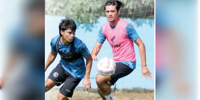 TAMBAH JAM TERBANG: Hamzah Titofani (kiri) mendapat pengawalan ketat Brandon Scheunemann dalam sesi latihan di ARG Soccer Field, Lawang, kemarin.