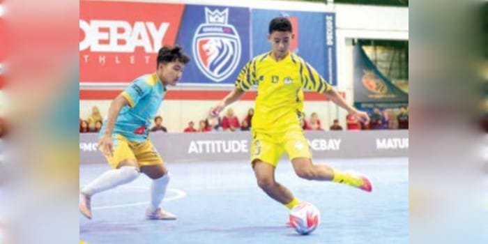 KONSISTEN: Pertandingan USC Futsal League U-16 antara Gapura Jaya (kanan) melawan Rodali FC di Unggul Sports Center beberapa waktu lalu.