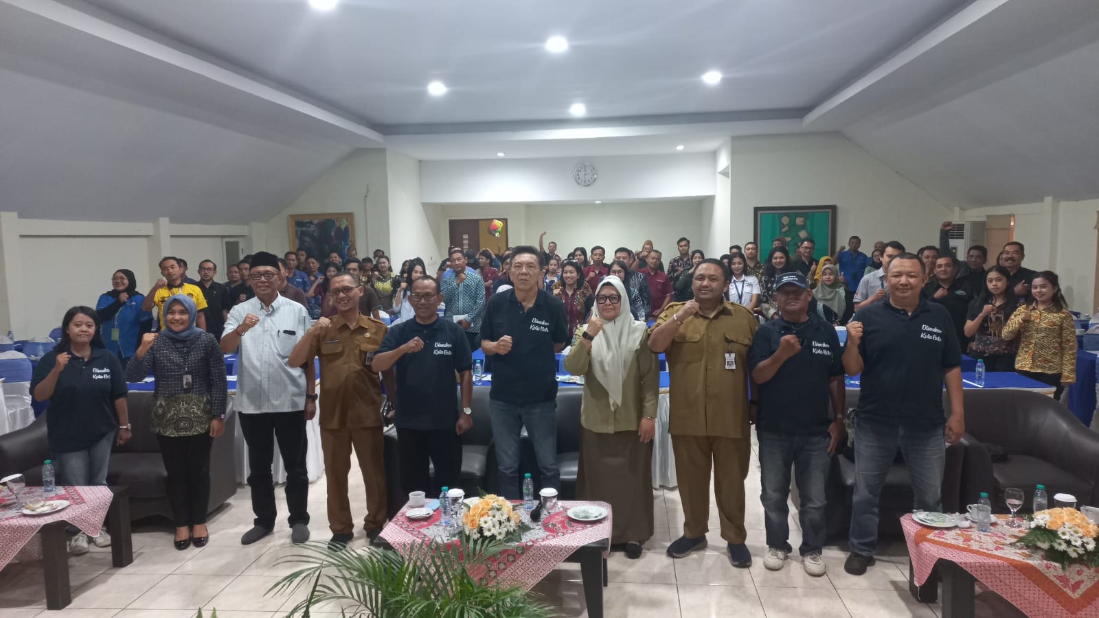 SARESEHAN: Para pemateri dan peserta sarasehan ketenagakerjaan melakukan foto bersama setelah acara selesai.