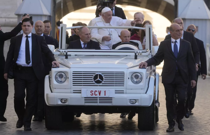 Popemobile, warisan terakhir yang diberikan oleh Paus Fransiskus kepada anak-anak di jalur Gaza. (Los Angeles Times)