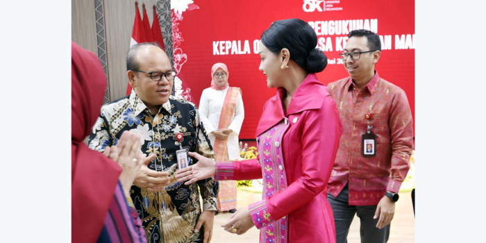Farid Faletehan berbincang dengan Friderica Widyasari usai pengukuhan di Kantor OJK Malang (7/5/2025) (DARMONO/RADAR MALANG).