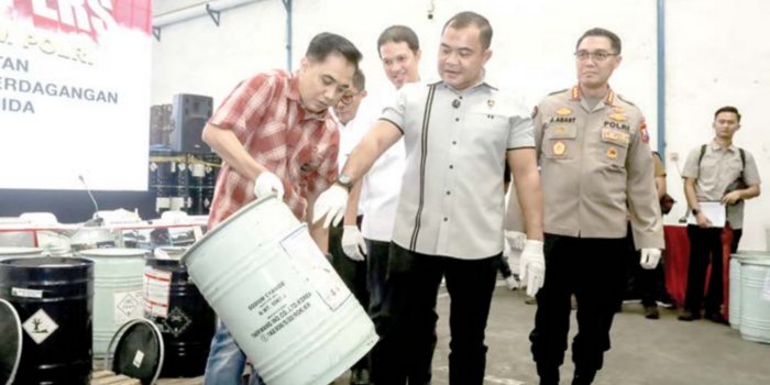 ILEGAL: Dittipidter Bareskrim Polri menunjukkan drum sianida yang tersimpan di gudang PT SHC kemarin (8/5).
