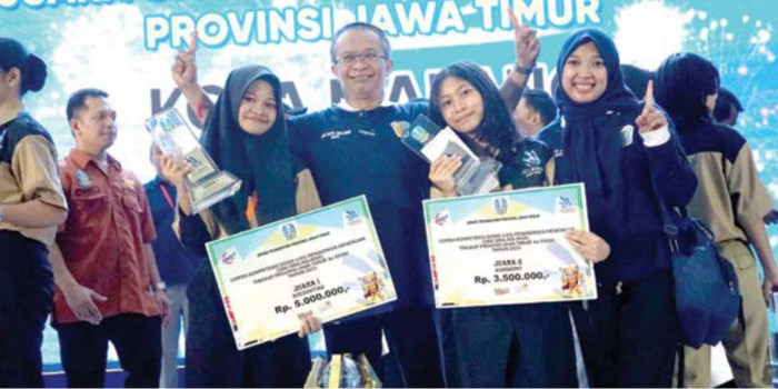 MBOIS: Kepala Sekolah Andri Kusdarmanto MPd (tengah) berfoto dengan siswi SMKN 1 Malang yang meraih Juara 1 Accounting dan Juara 2 Agronomy LKS Provinsi Jatim, April lalu.