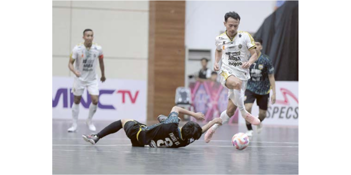 PANASI MESIN: Ala unggul FC Malang Guntur sulistyo (kanan) berhasil melewati kiper Cosmo JNE dalam laga PFL pekan ke-8, 3 Mei lalu. (MO UNGGUL FC MALANG FOR RADAR MALANG)
