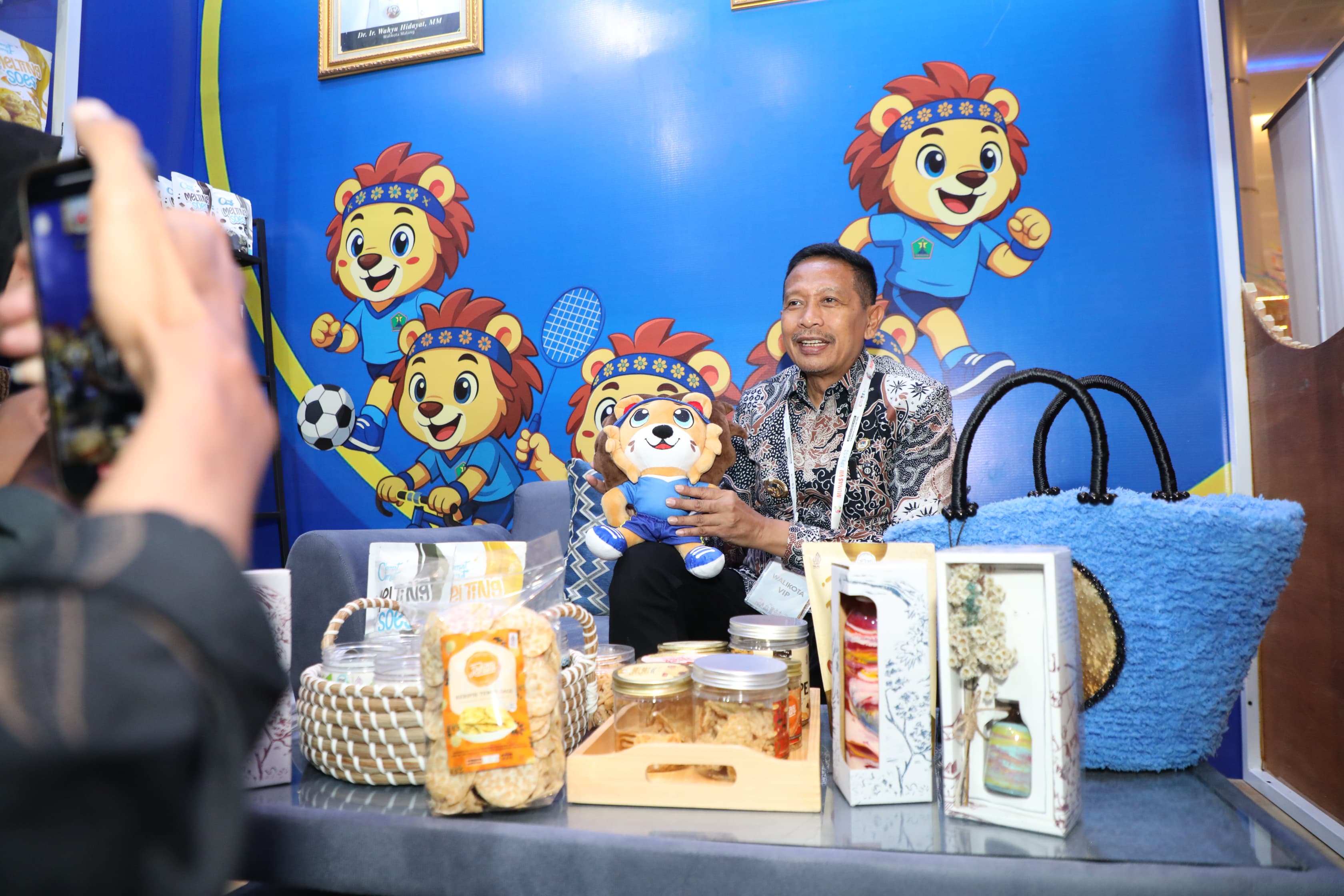 MENARIK: Wali Kota Malang Wahyu Hidayat bersama maskot Porprov IX Jawa Timur 2025, SIMA.