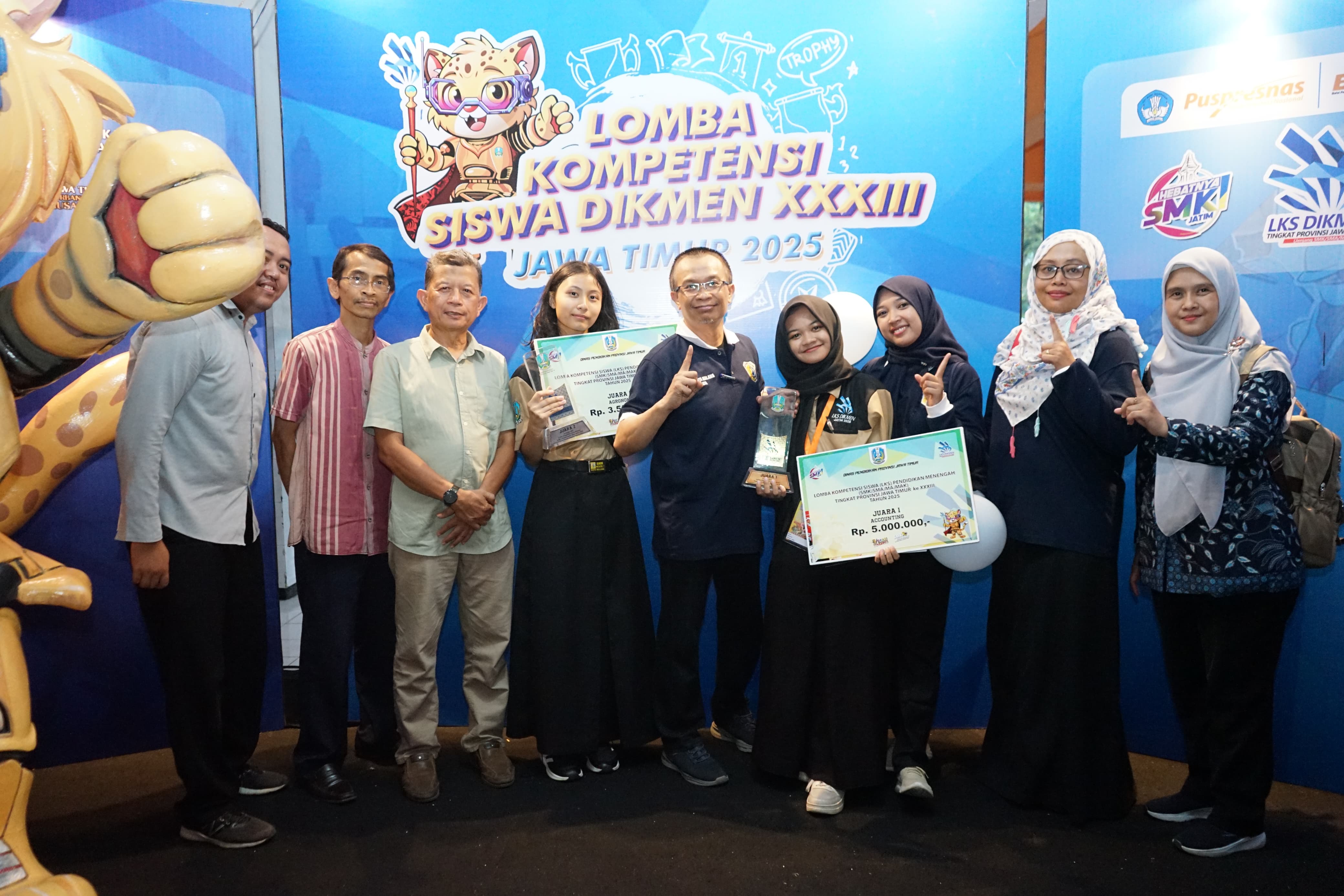 KEBANGGAAN : SMKN 1 Malang kembali membawa pulang Juara 1 Accounting dan Juara 2 Agronomy LKS Provinsi Jatim 2025 bersama Kepala Sekolah Andri Kusdarmanto MPd (tengah) dan guru pembimbing lomba.