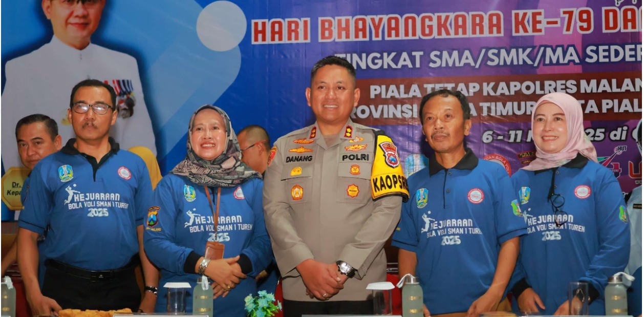 ISTIMEWA: Kapolres Malang AKBP Danang Setiyo Pambudi Sukarno SH SIK MH (tengah) membuka secara langsung kejuaraan Bola Voli tingkat SMA, SMK, MA se-Jawa Bali dalam rangka Hari Bhayangkara ke-79.