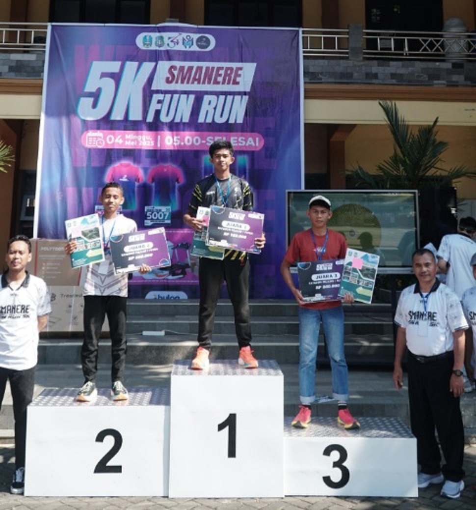 INOVATIF: Para pemenang SMANERE Fun Run 5K yang diikuti 600 peserta se-Malang Raya di SMAN 1 Turen, Minggu (4/5).