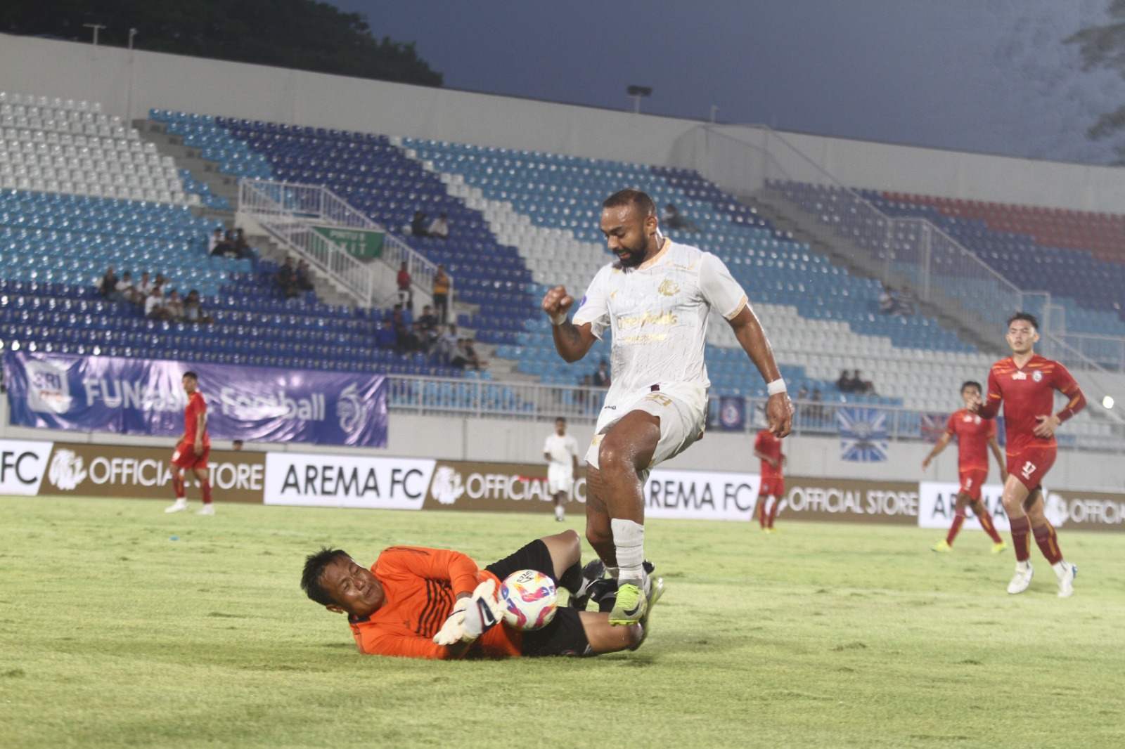 PULANG KANDANG: Striker arema FC Dalberto luan Beio berusaha melewati kiper arema all-Stars Ferdiansyah pada laga amal di Stadion Kanjuruhan kemarin sore (8/5).