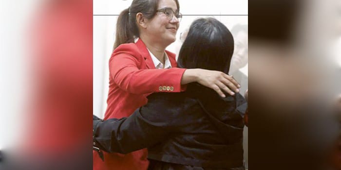 CEMARKAN NAMA BAIK: Selebgram Adrena Isa Zega merangkul temannya setelah mendengar putusan majelis hakim Pengadilan Negeri (PN) Kepanjen kemarin (8/5).