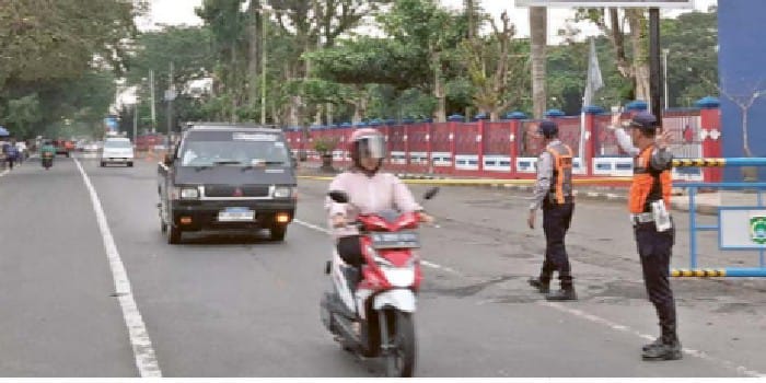 URAI MACET: Personel dari Dishub Kabupaten Malang melakukan uji coba rekayasa lalin di depan Stadion Kanjuruhan, Jalan Trunojoyo, Kecamatan Kepanjen kemarin (8/5).