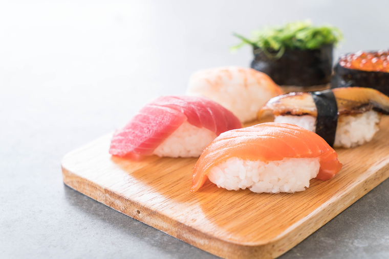 Ilustrasi Sushi Sashimi di Restoran Jepang (Freepik.com/topntp26)