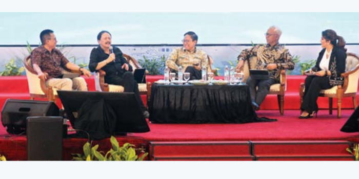 Jajaran Badan Supervisi OJK saling berbincang di talkshow tentang Generasi Finansial Tangguh pada Rabu (7/5) (SATRIA CAHYONO/RADAR MALANG).