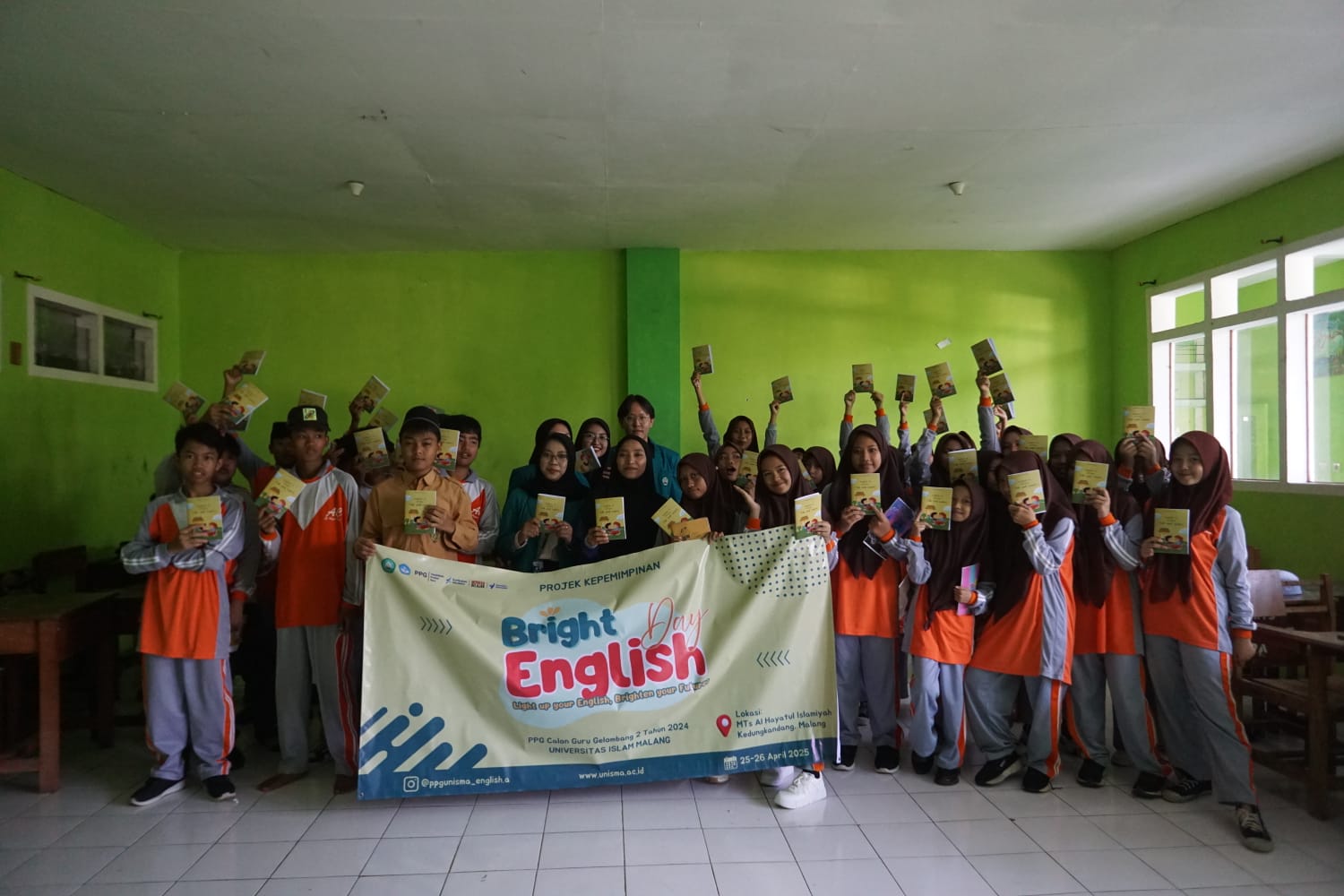 SEMANGAT: Siswa kelas 7 MTs Al Hayatul Islamiyah Kedungkandang, Kota Malang, saat mengikuti kegiatan Bright English Day. Kegiatan ini merupakan bagian dari Projek Kepemimpinan.