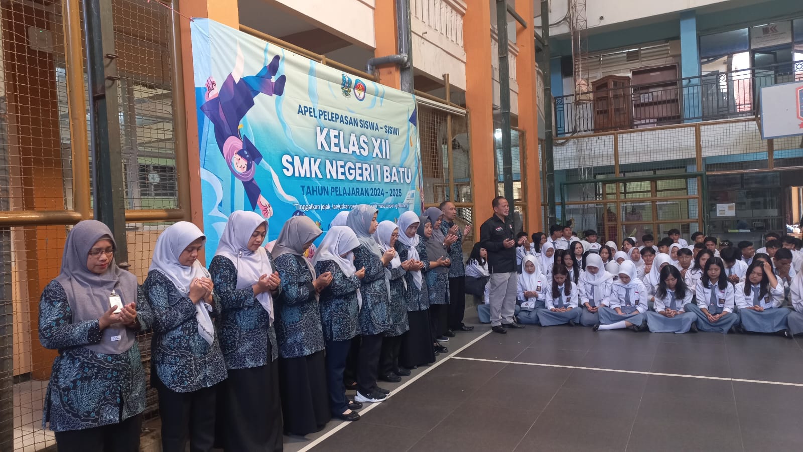 KHIDMAT: Para guru dan siswa memanjatkan doa dalam acara pelepasan siswa, Jumat (9/5).