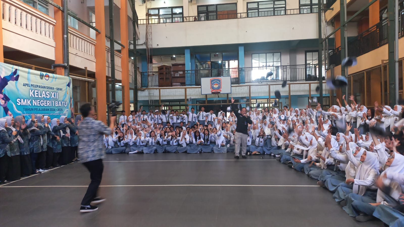 TETAP SEMANGAT: Para siswa meneriakkan yel-yel dengan penuh semangat sebelum acara pelepasan diakhiri.
