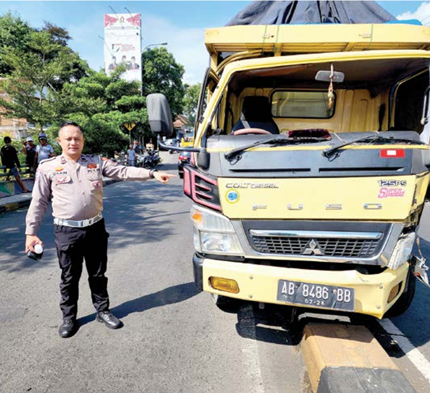 SENDIRIAN: Truk Mitsubishi bernopol AB 8488 BB tersangkut di tengah Jembatan Kedungkandang setelah menabrak pembatas jalan, kemarin pagi (9/5). (SATLANTAS POLRESTA MALANG KOTA FOR RADAR MALANG)