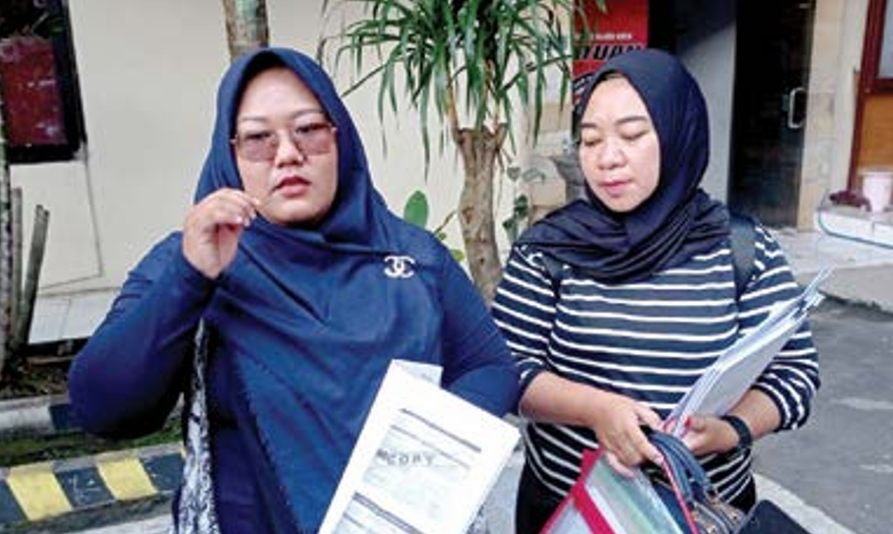 TUNTUT KEADILAN: Maya Tri Utami (kiri) bersama saudaranya setelah membuat laporan kasus penggelapan di Polresta Malang Kota, kemarin. (NABILA AMELIA/RADAR MALANG)