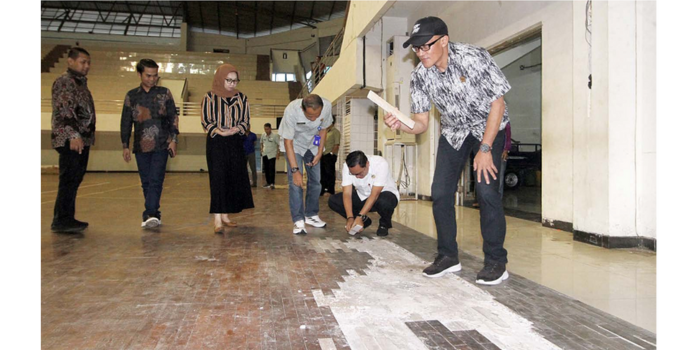 Rombongan Komisi D DPRDKota Malang mengamati lantai GOR Ken Arok yang mengelupas pada saat melakukan inspeksi (9/5). Mereka juga merekomendasikan perbaikan atap dan toilet.