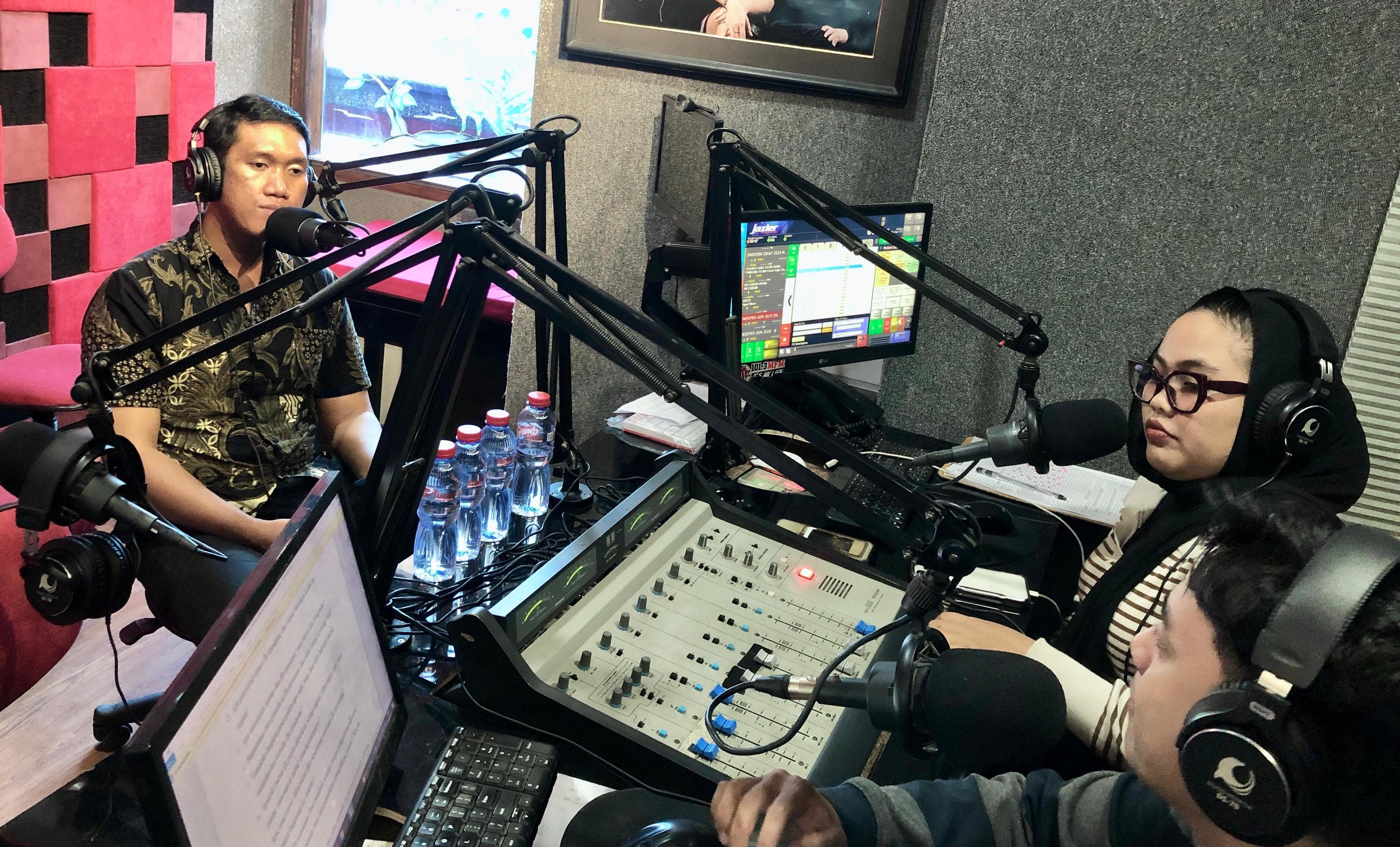 TERUS SEBAR EDUKASI. dr Vico saat memberikan edukasi  Flu musiman di musim pancaroba melalui siaran di radio MFM.
