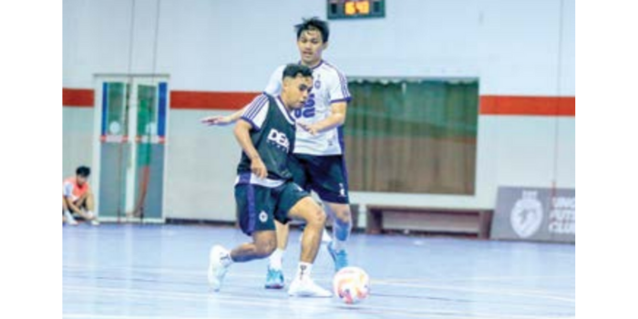 OPTIMISTIS: Ala Unggul FC Randy Mitsuni (depan) berusaha mengontrol bola dalam sesi internal game di Unggul Sports Center, beberapa waktu lalu (MO UNGGUL FC MALANG FOR RADAR MALANG).