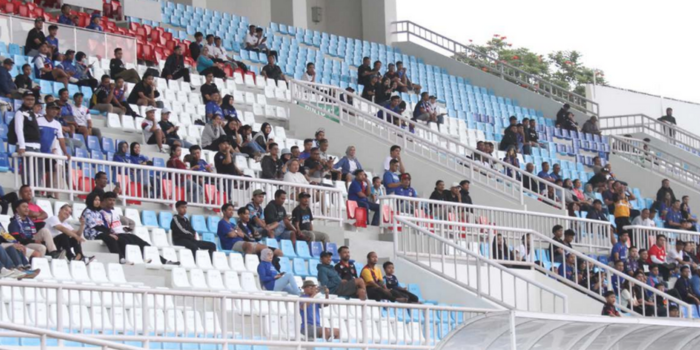 Para penonton tribun VIP Stadion Kanjuruhan menyaksikan laga charity antara Arema FC melawan Arema All Stars pada Kamis (8/5) (SATRIA CAHYONO/RADAR MALANG).