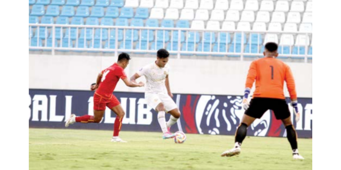 Muhammad Rafli (tengah) berusaha lepas dari penjagaan penggawa Arema All Stars dalam laga charity, Kamis lalu (8/5) (SATRIA CAHYONO/RADAR MALANG).
