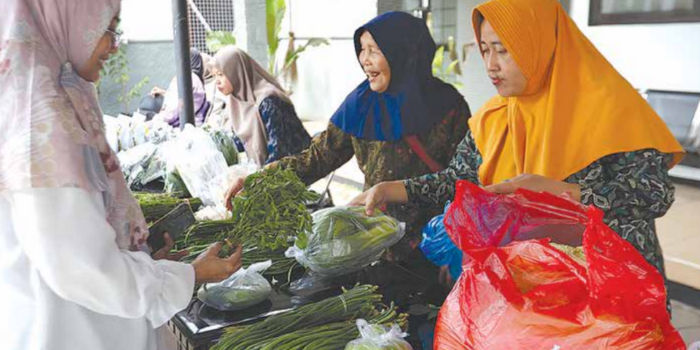 KENDALIKAN HARGA: Warga antusiasme membeli bahan pokok di area Pasar Murah Desa Jatirejo, Kecamatan Pakisaji kemarin (9/5) (DARMONO/Radar Malang).