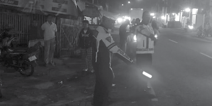 LAKA: Petugas melakukan olah Tempat Kejadian Perkara (TKP) di Jalan Raya Sekarpuro, Kecamatan Pakis (SATLANTAS POLRES MALANG FOR RADAR KANJURUHAN).