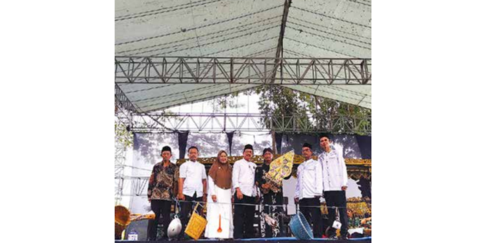 Para guru berada di panggung saat penutupan Dies Natalis ke-30 SMA Brantas, Karangkates kemarin (9/5) (SMK Brantas Karangkates for Radar Kanjuruhan).