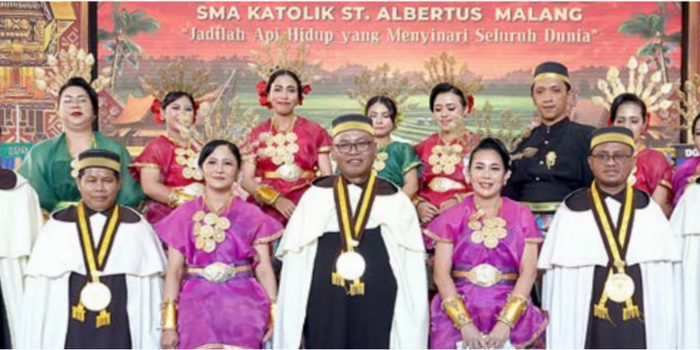 LEPAS PISAH: Kepala SMAK St. Albertus Antonius Sumardi (tengah) bersama guru dan murid ketika Purnawiyata kemarin.
