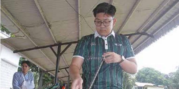 ADA IURAN: Mochammad Artasatya Nugraha, anggota UKM Golf UB bersiap latihan di Lapangan Golf Abdulrachman Saleh, beberapa hari lalu.