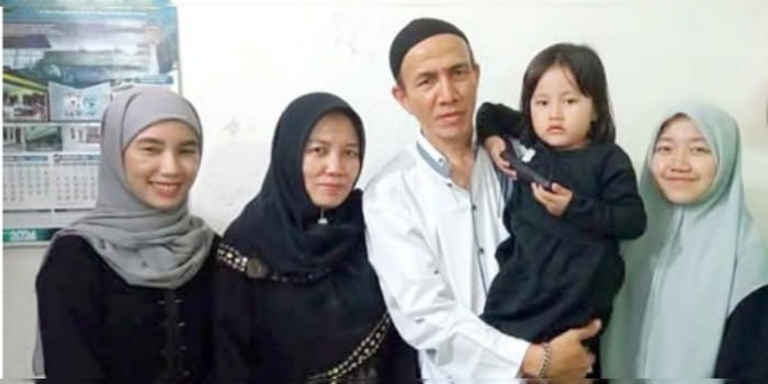 BERKAT KETELATENAN: Meski terdeteksi mengidap lupus sejak 2015, Juariyah (dua dari kiri) tetap bisa menjalani aktivitas sehari-hari dengan normal. Dia bahkan bisa menjalani program kehamilan.